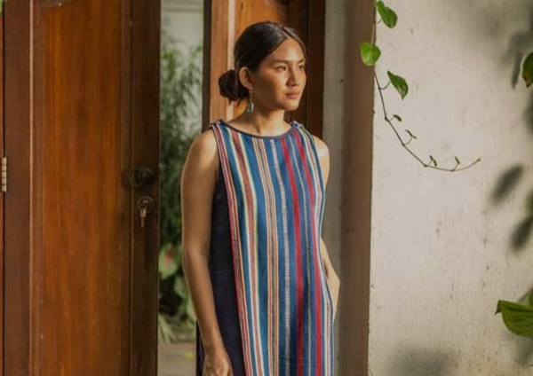 A women that wearing a product of Torajamelo